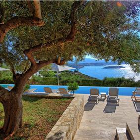 5 bedroom luxury villa with infinity pool, sea views and tennis court near Chania, sleeps 10